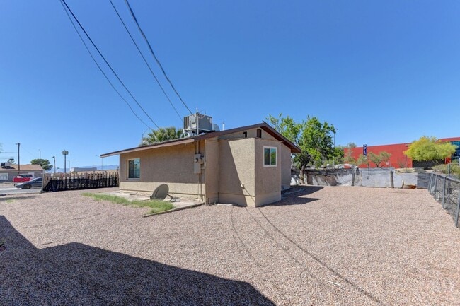 Building Photo - 2p1940