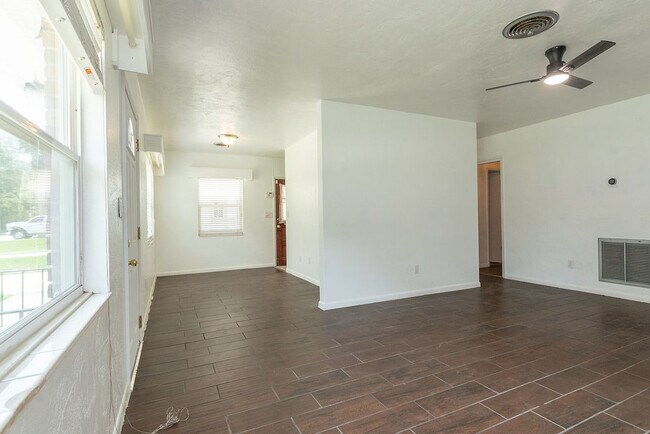 Building Photo - 106 N Kentucky Ave