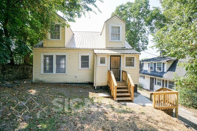 Building Photo - 1906 15th Ct N