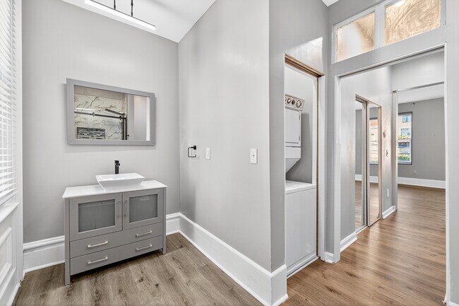 Building Photo - 517 Armandale St