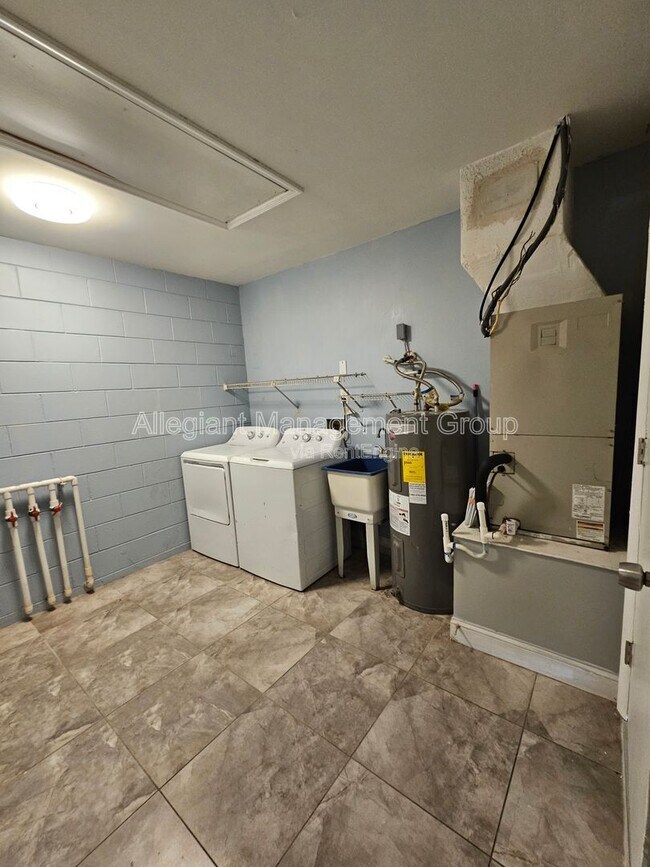 Building Photo - 1213 Roma Ct