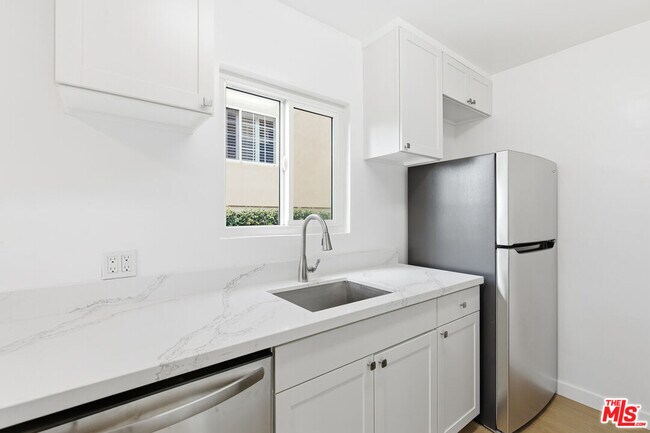 Building Photo - 4919 Coldwater Canyon Ave