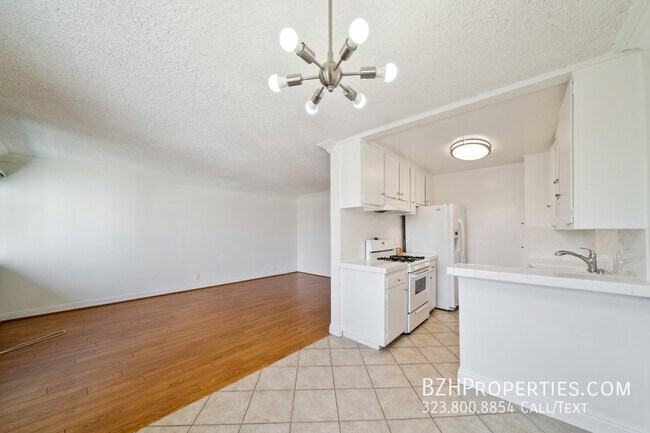 Primary Photo - 7548 Hampton Ave
