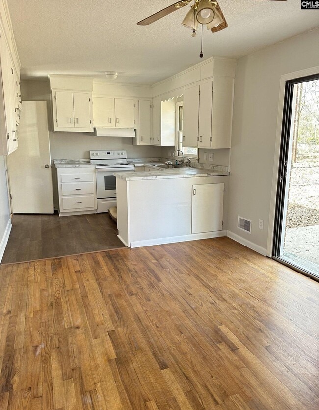 Building Photo - 5443 Oakcrest Rd