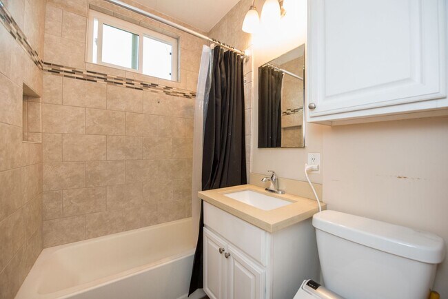 Building Photo - One Bed One Bath