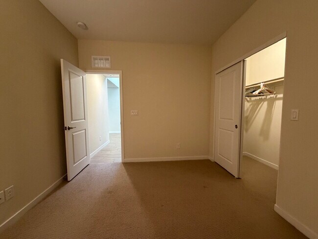Building Photo - GORGEOUS 4 BED 3 BATH 2 CAR GARAGE SINGLE FAMILY HOME W/ LOFT, VAULTED ENTRYWAY, BACKYARD, AND BE...