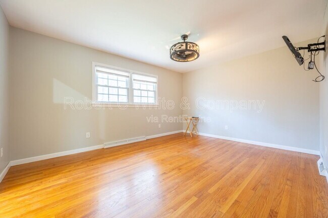 Building Photo - 43 Evergreen Rd