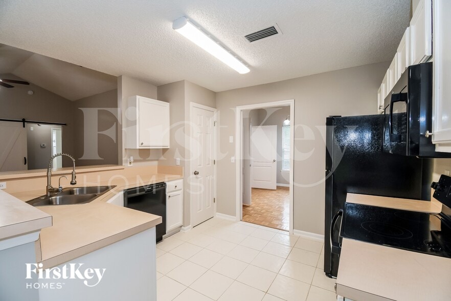 Building Photo - 5714 Plum Hollow Dr W