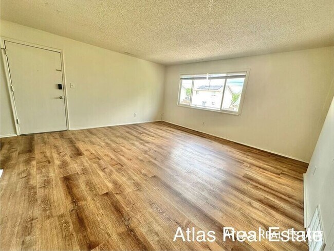 Building Photo - 303 University Dr