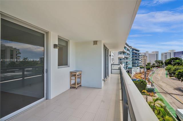 Building Photo - 9261 E Bay Harbor Dr