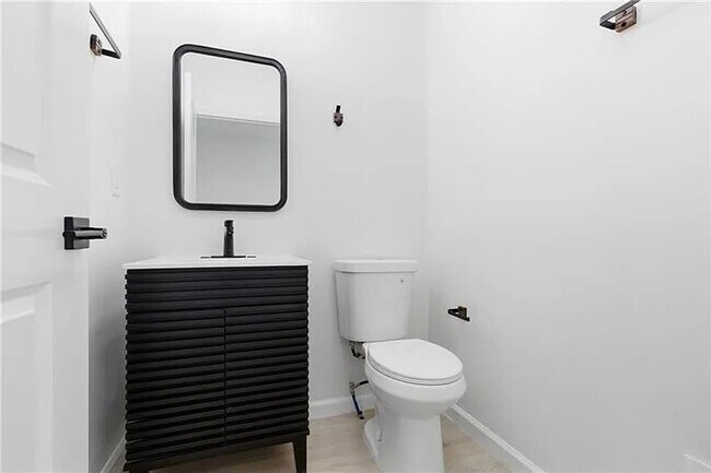 Building Photo - 4 bed 2.5 bath - stunning home, great location, must see.