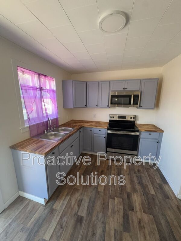 Building Photo - 221 Dunmore St