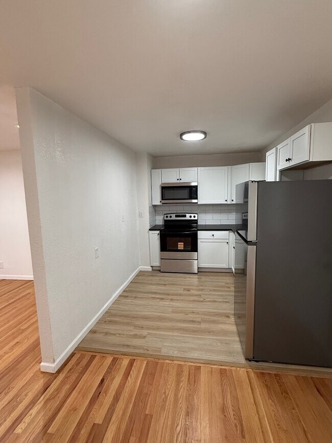 Building Photo - Newly remodeled 3 bedrooms and 2 full baths home located in Independence, MO