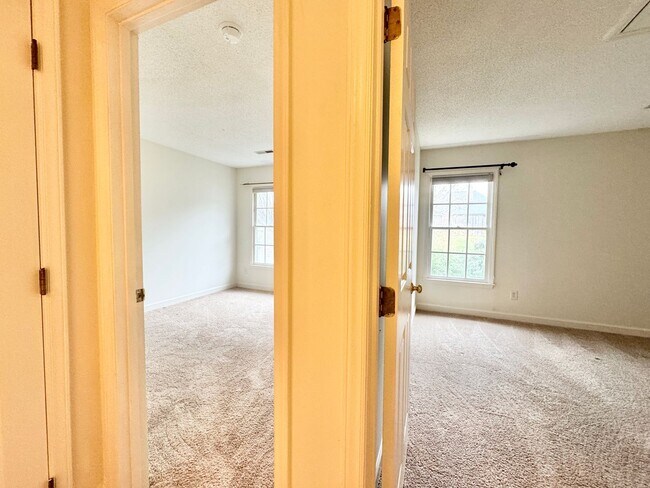 Building Photo - 3 BR Townhouse w/ Garage in Adams Farm