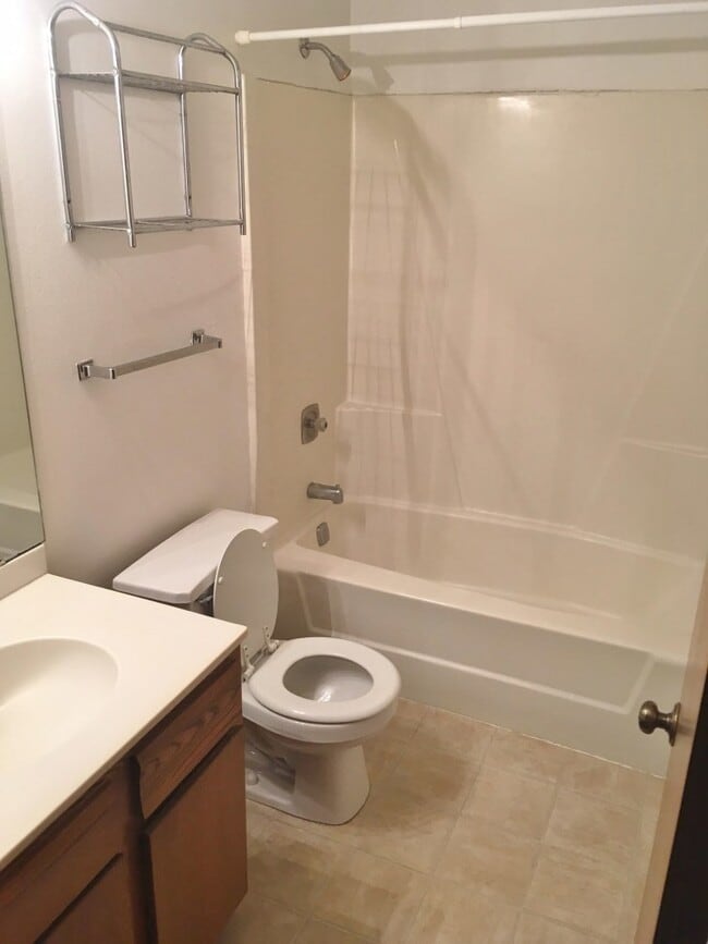 Building Photo - 3 Bedroom, 2 Bath Duplex in North Side Iowa City