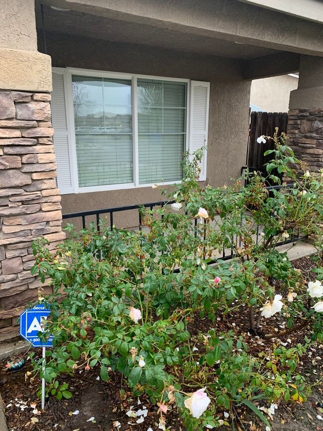 Building Photo - 3 Bedroom 2 Bath Home