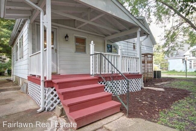 Building Photo - 3 br, 1 bath House - 302 South Grove St.
