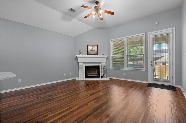 Building Photo - 123 Justin Leonard Dr