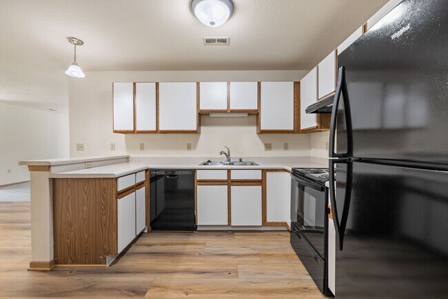 Building Photo - Condo Style Upper 2 bedroom 2 bathroom Apartment Available