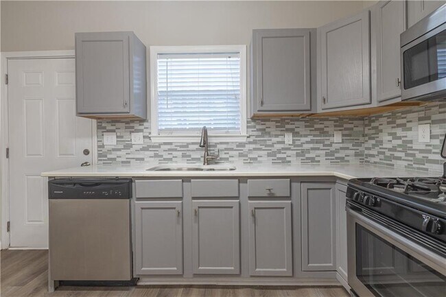 Building Photo - 255 Farrington Ave SE