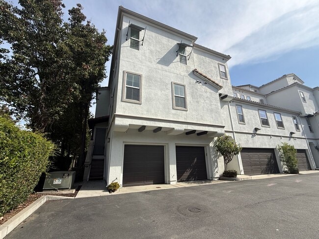 Primary Photo - Beautiful Upscale and Modern 2 Bedroom 2 B...