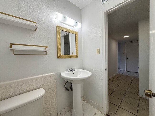 Building Photo - 7206 S Gessner Rd