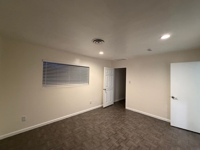 Building Photo - Move in ready 3 Bd 2BA home in upper NE Bakersfield