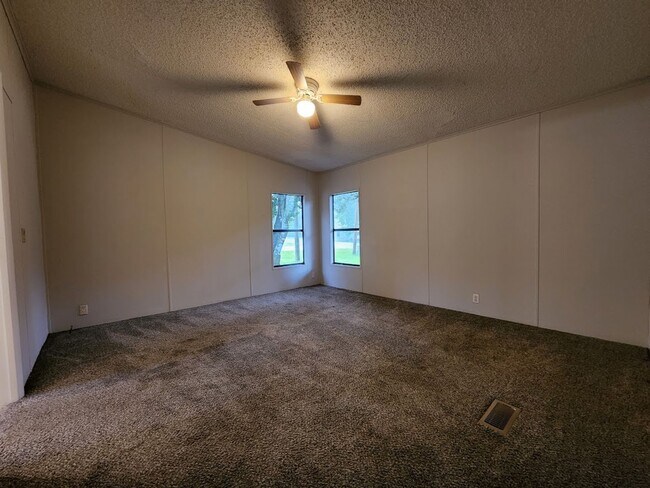 Building Photo - 3 Bed  2 Bath  2 Garage/Workshop and Fenced