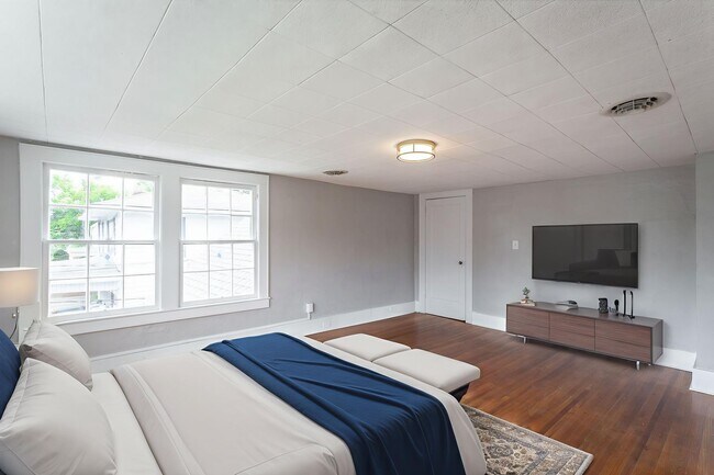 Building Photo - MOVE IN SPECIAL $1000 OFF 1ST MONTH'S RENT...