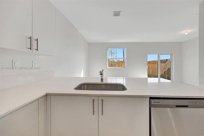 Building Photo - 2546 SE 29th St