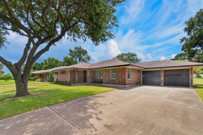 Building Photo - 5027 Creekbend Dr