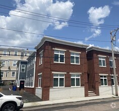 Building Photo - 92 Sagamore St