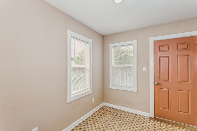 Building Photo - Updated 1 bed 1 bath duplex