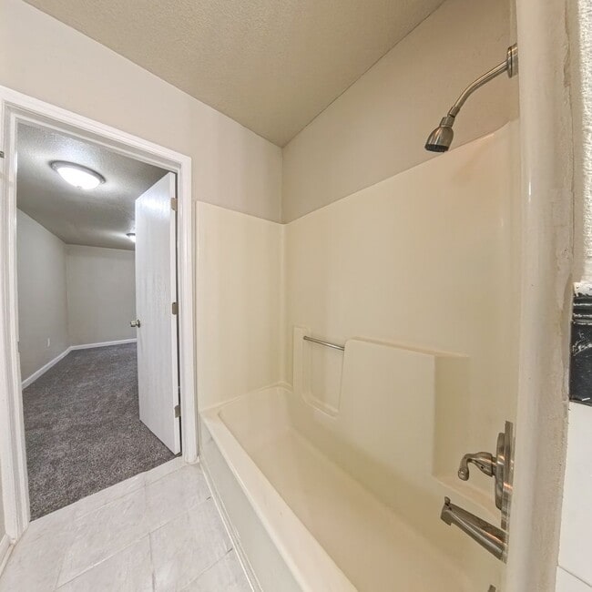 Building Photo - Newly updated 2 bedroom 1 bathroom home-Melcher