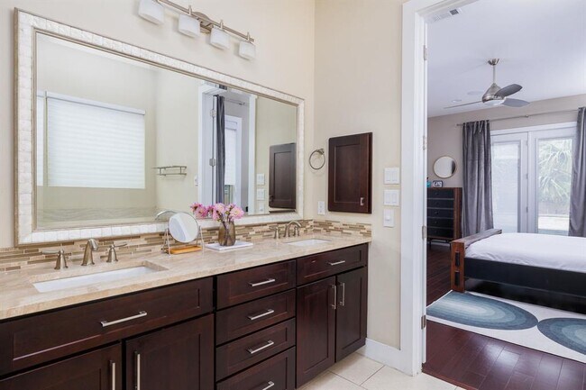 Building Photo - 5206 Woodrow Ave