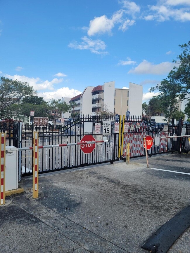 Building Photo - 3571 Inverrary Dr