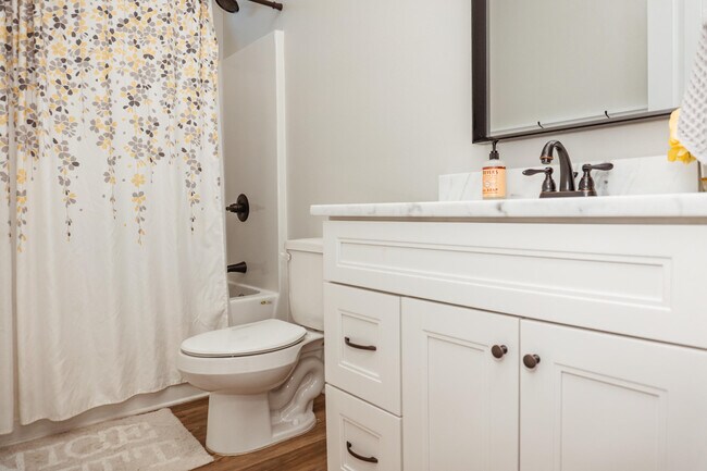 Building Photo - 2810 Pinnacle Point Dr