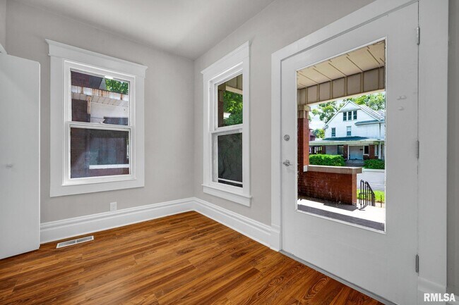 Building Photo - 1611 W Barker Ave