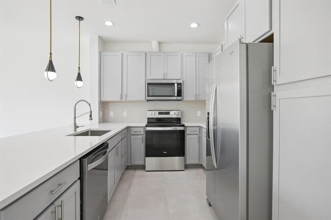 Building Photo - 302 Tesla Cir