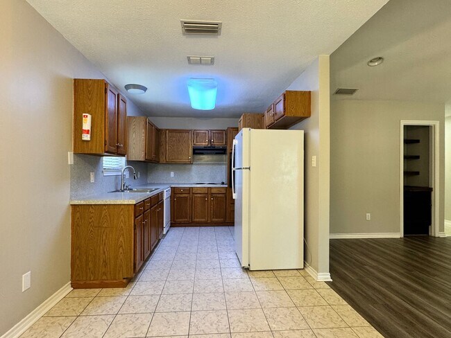 Building Photo - 411 Hickory Rd