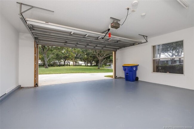 Building Photo - 2198 SW Mayflower Dr