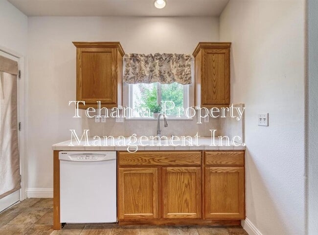 Building Photo - Red Bluff 3 bedroom 2 bathroom with 2 car garage