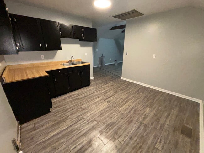 Building Photo - 101 N Main St