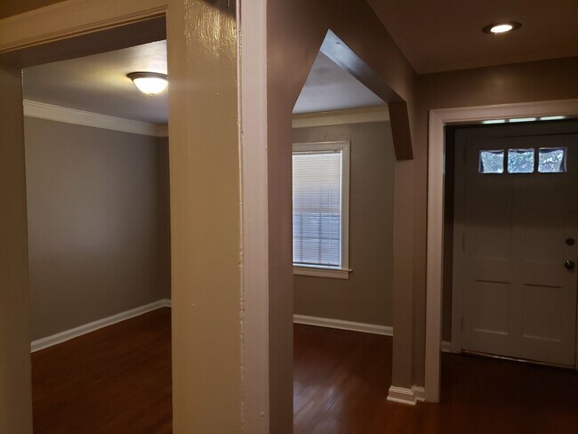 Building Photo - MOVE IN TODAY! Cute 3 bedroom 2 bath located in Sylvan Hills, Atlanta