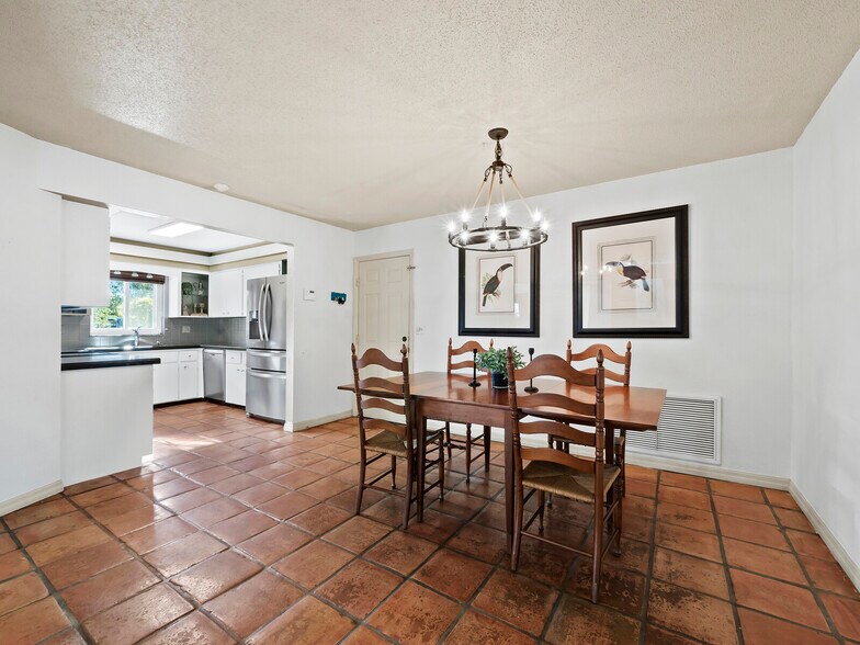 Building Photo - 633 Chevy Chase Dr