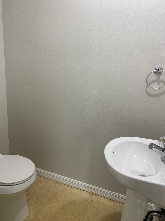 Building Photo - Spacious 2 bedroom, 2 bath duplex located ...