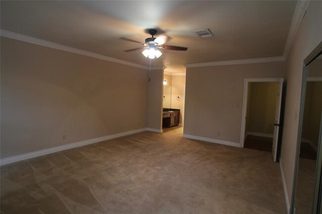 Building Photo - 17627 Red Oak Dr