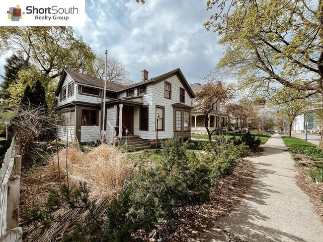Building Photo - Updated 1 bed 1 bath apartment in Heritage Hill