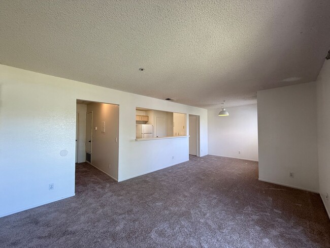 Building Photo - Centrally Located Las Palmas Upstairs Cond...