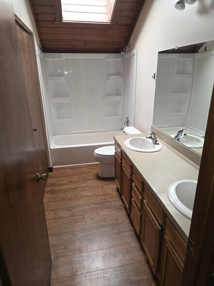 Building Photo - 6385 Chippenhook Ct